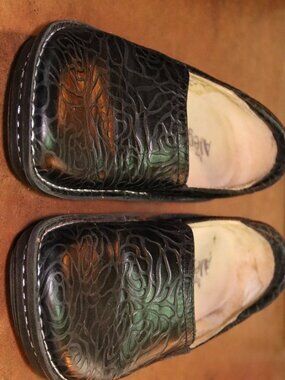 👞 Alegria Black Embossed Leather Clogs – Size 37 👞